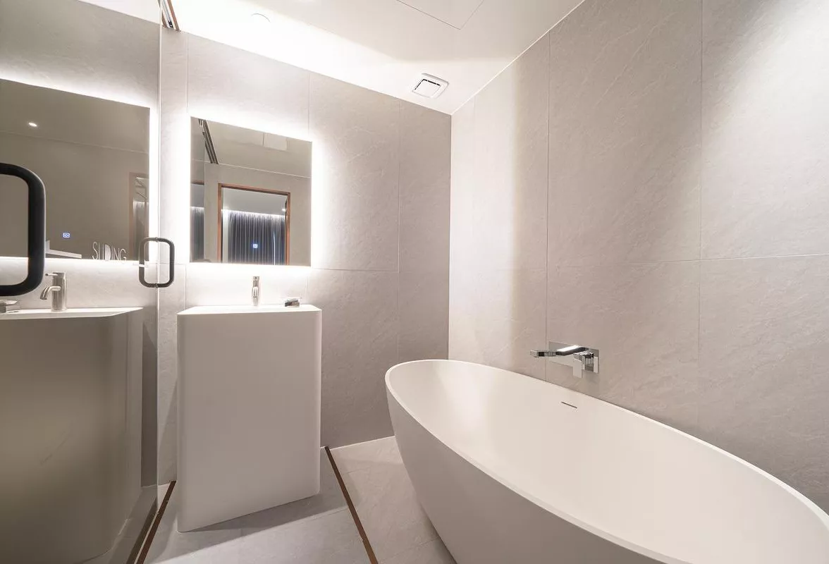 Contemporary Bathtub Retreat